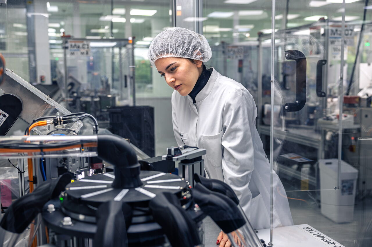 Eine IMF-Mitarbeiterin kontrolliert die Produktion